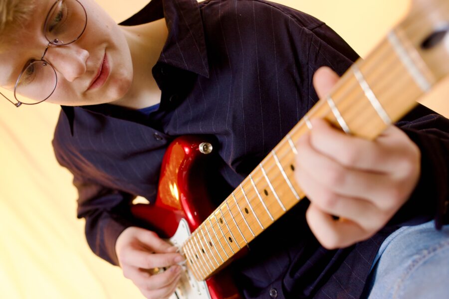 Junge mit Gitarre